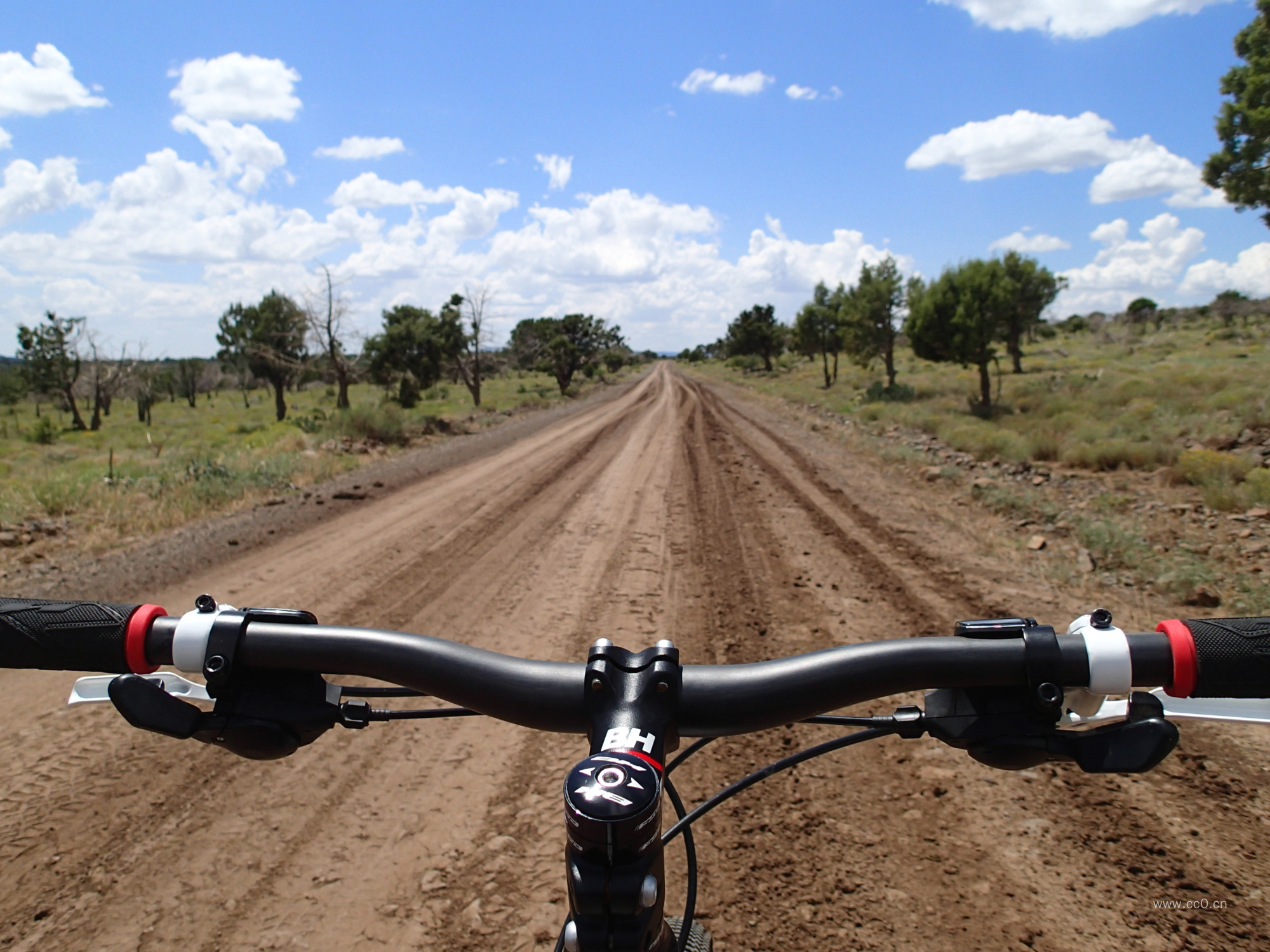 骑自行车行驶在泥泞的乡村公路上