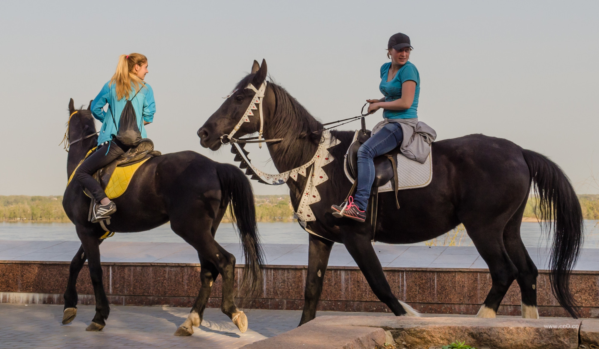 骑马的女子图片