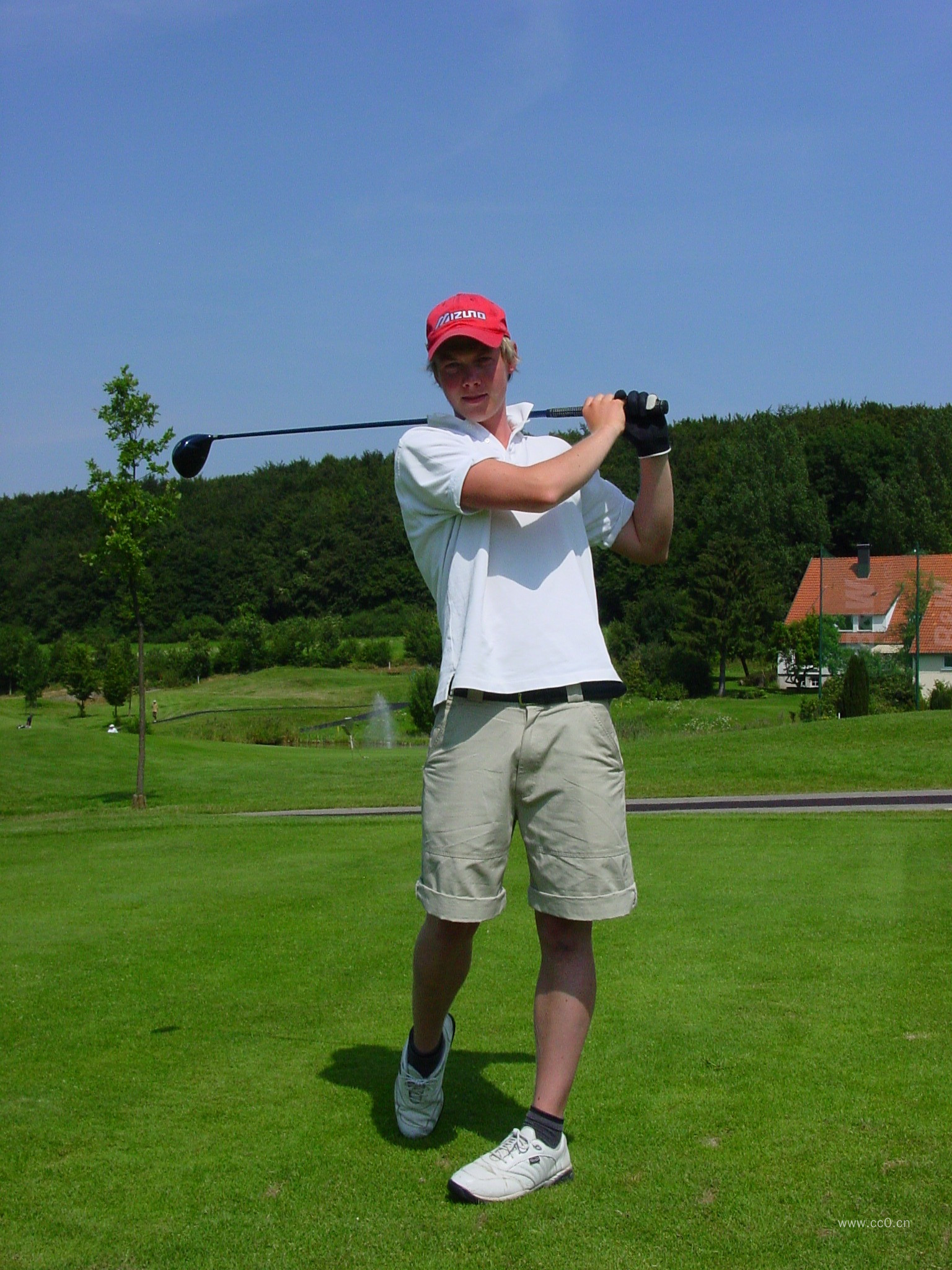 打高尔夫球的男子人物图片