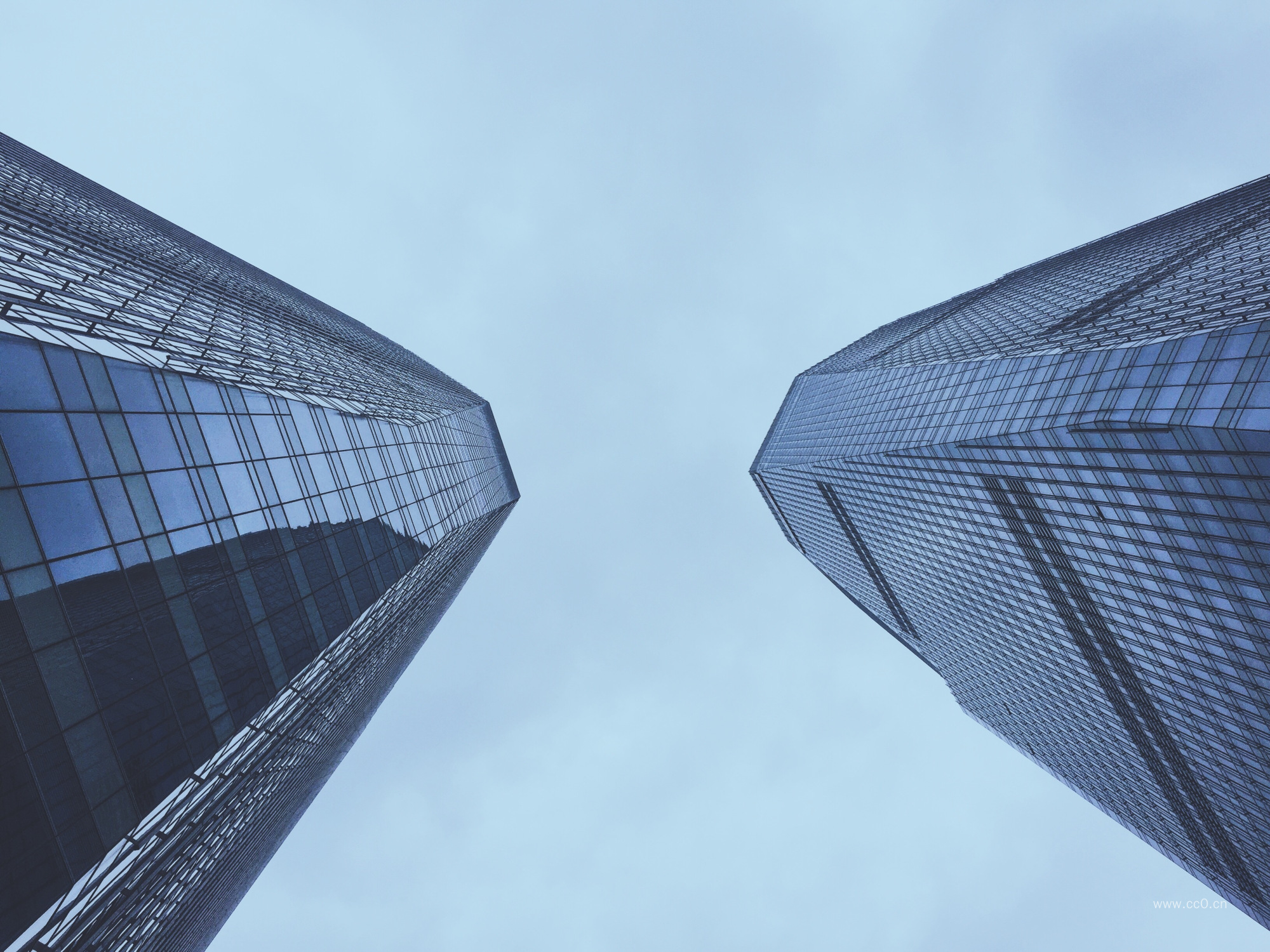 仰视城市双子塔大厦图片