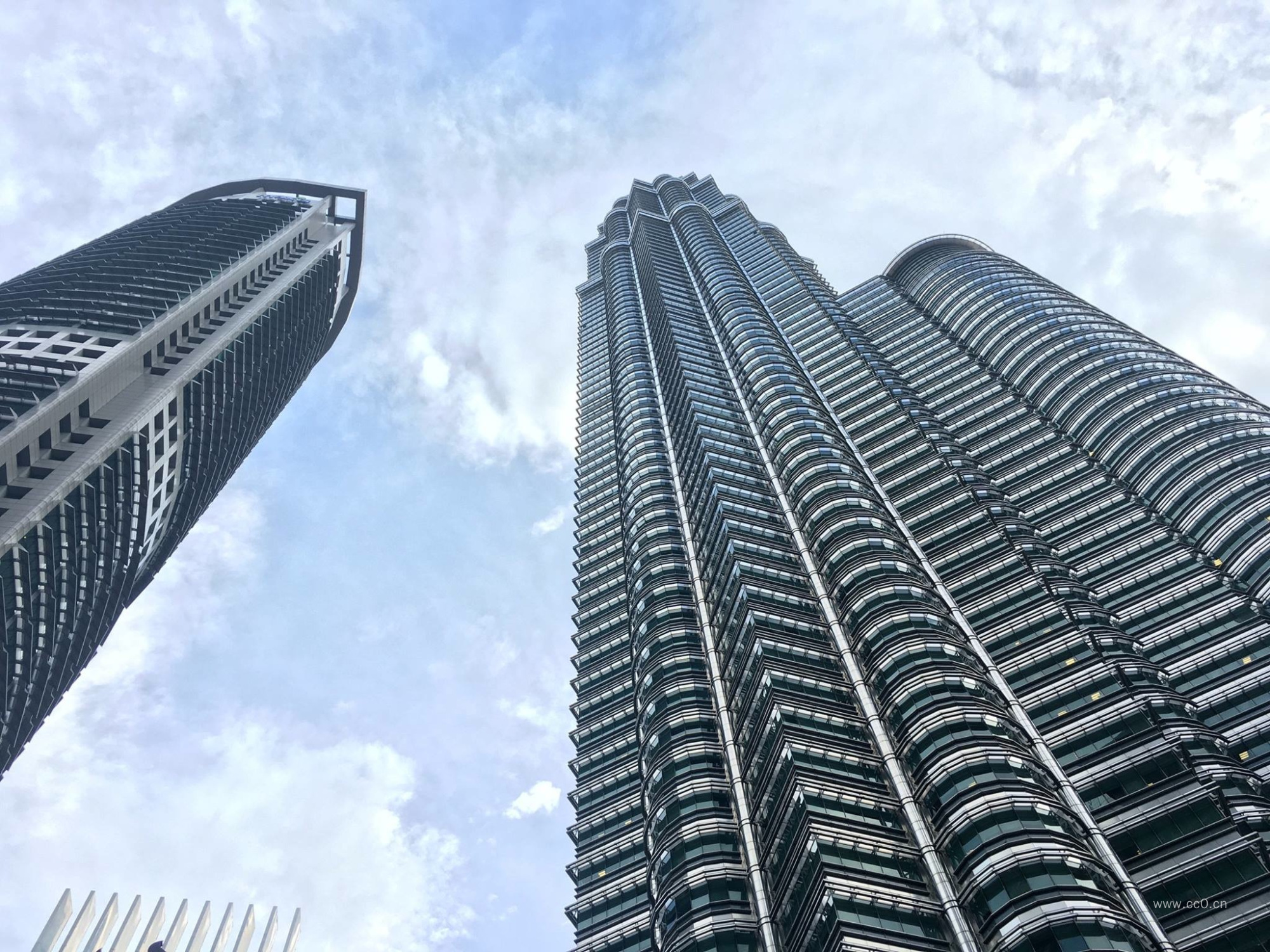 仰视摩天大楼建筑图片