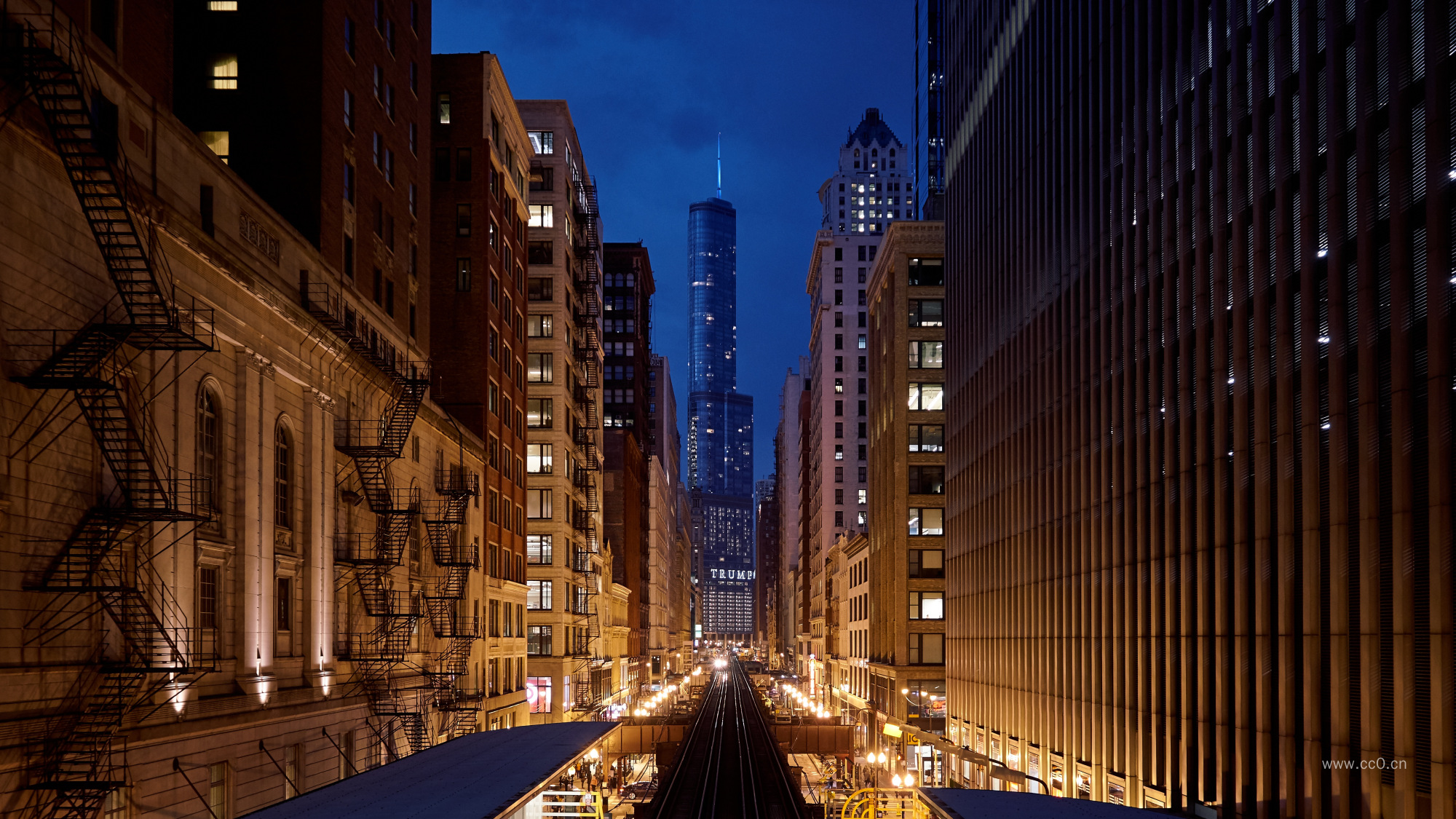 城市道路与高楼图片