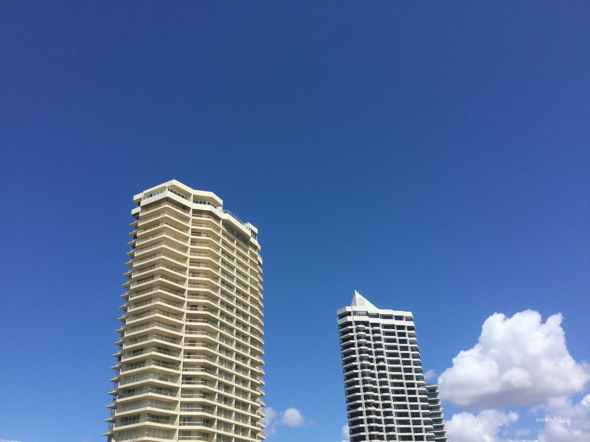 蓝天下的高楼建筑