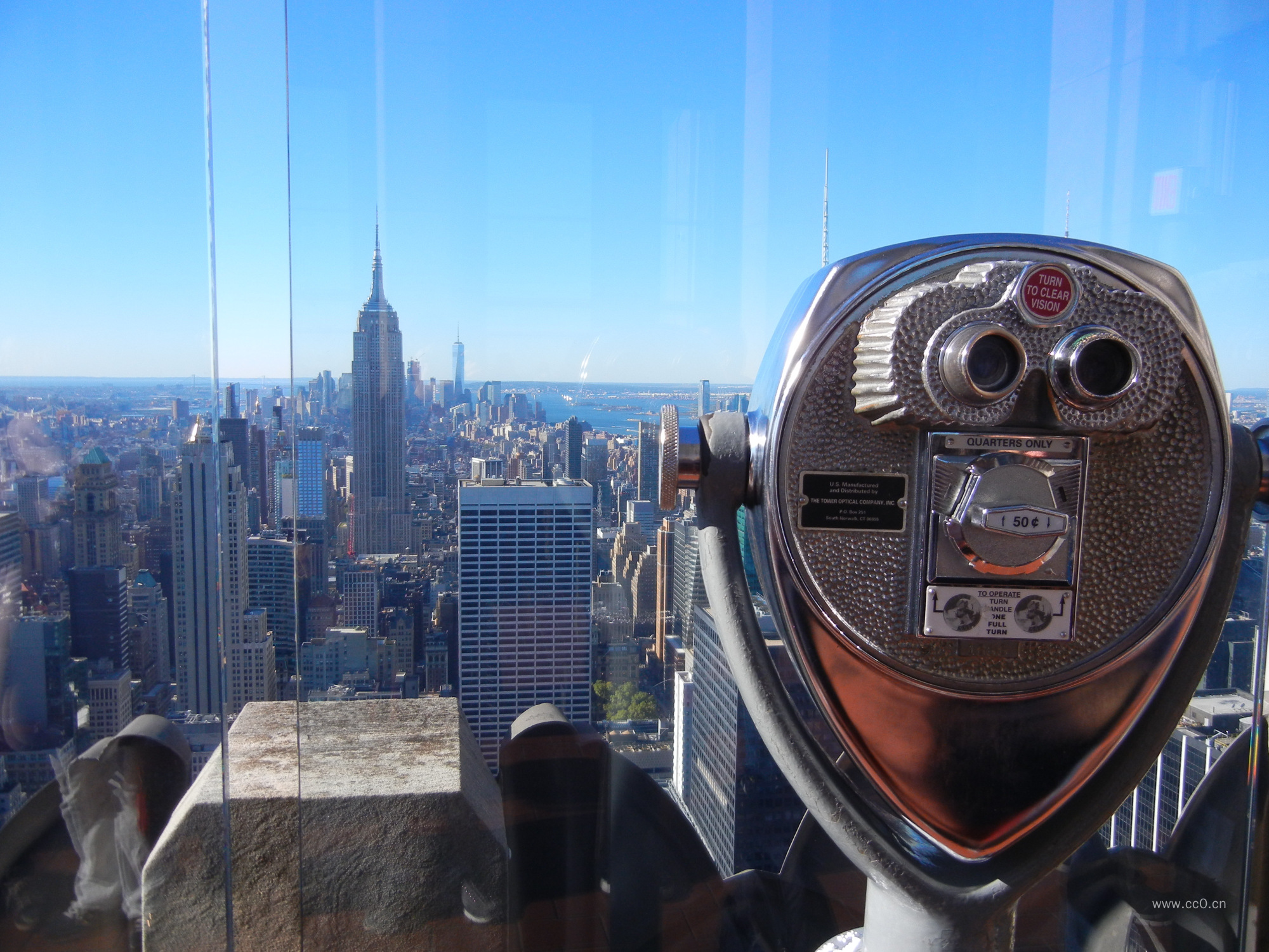 双眼观光投币望远镜与城市高楼大厦