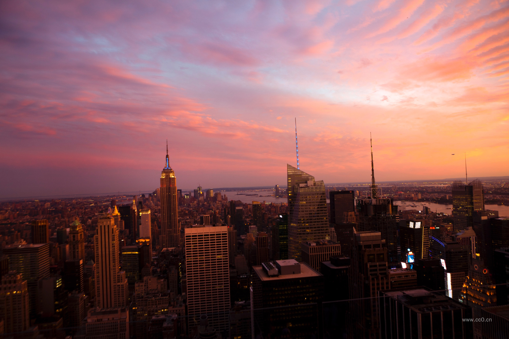 晚霞黄昏时的城市高楼大厦