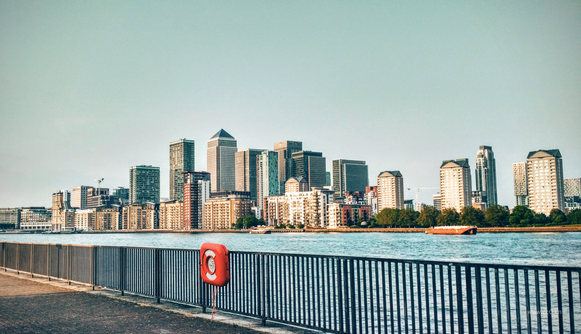 河岸的高楼大厦建筑群