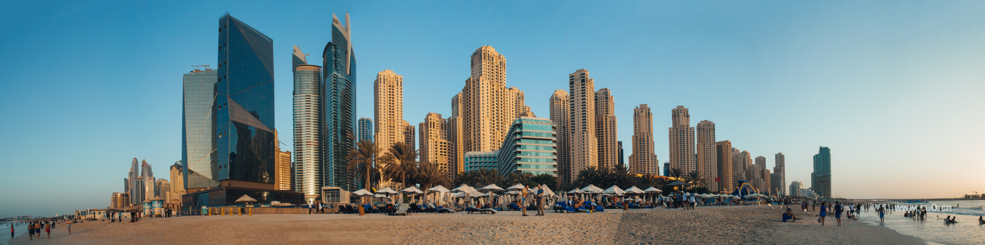 海边的城市高楼大厦全景图片