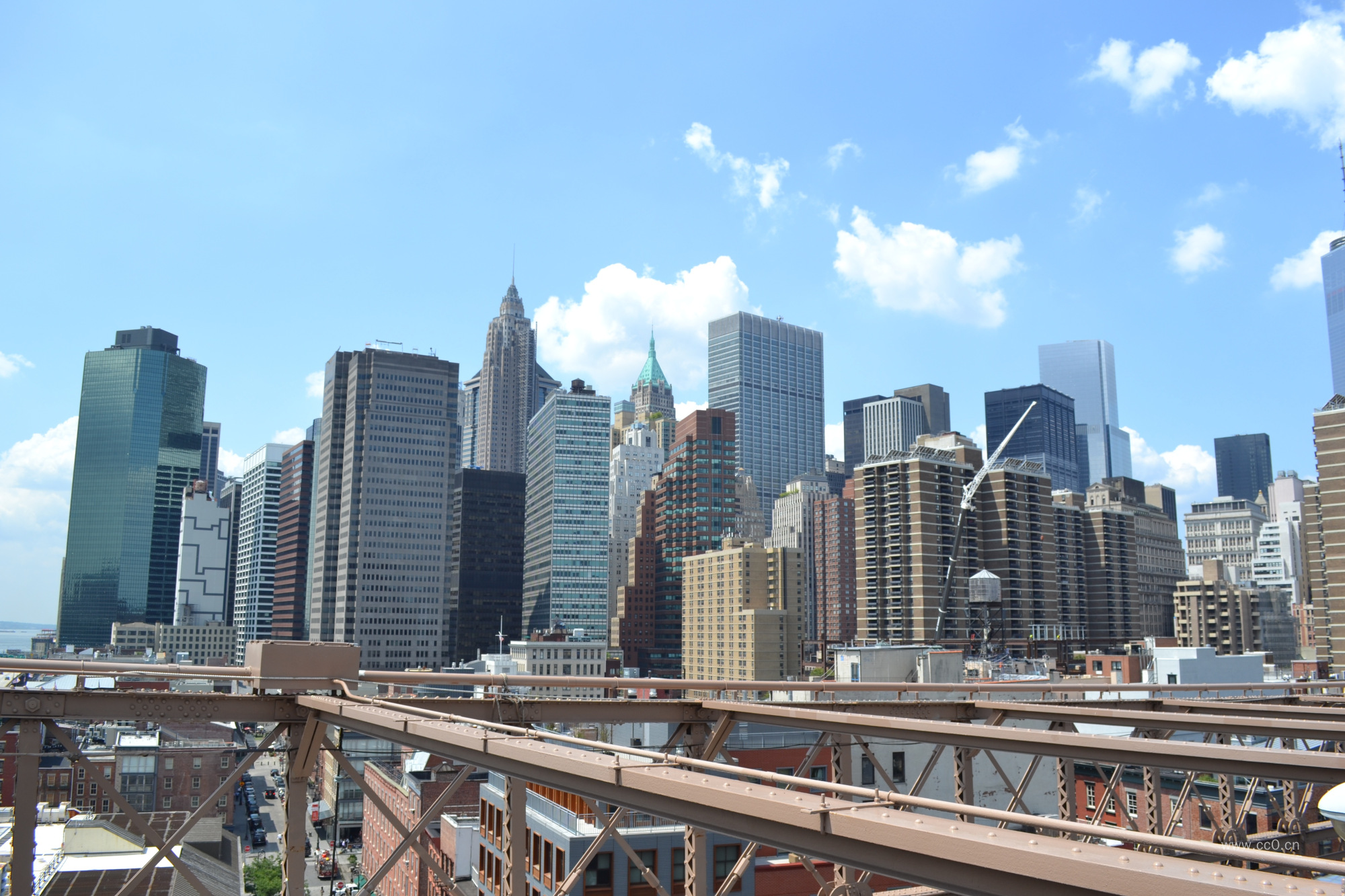 蓝天白云下的城市高楼大厦