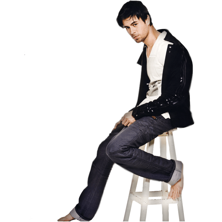 恩里克·伊格莱西亚斯坐着